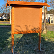 Tafeltr&auml;ger aus Holz, f&uuml;r Beschilderung mit Anschlagtafel aus Kork