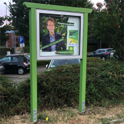 Tafelträger aus Holz, für Beschilderung mit Vitrine